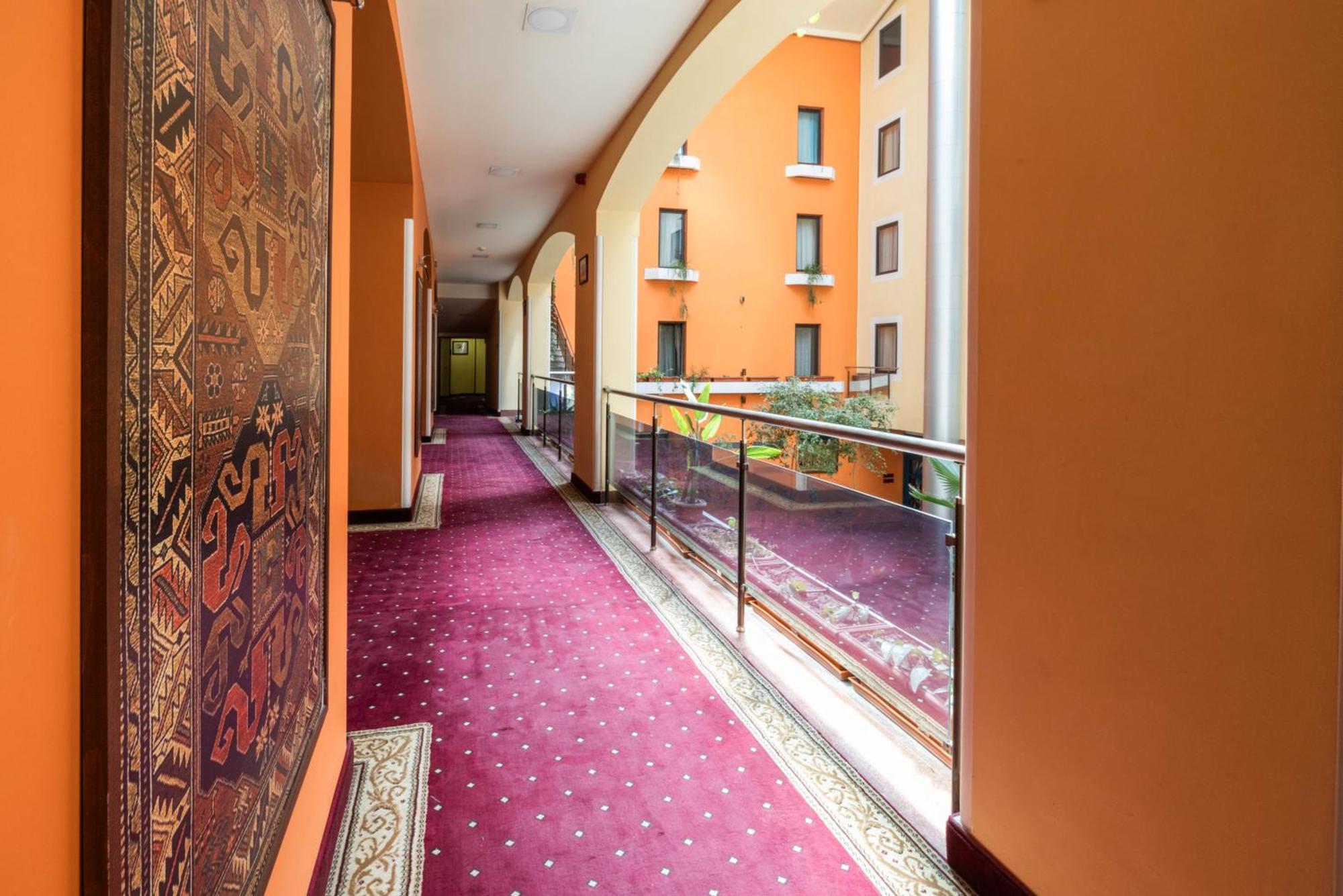 Ararat Hotel Jerevan Exteriör bild