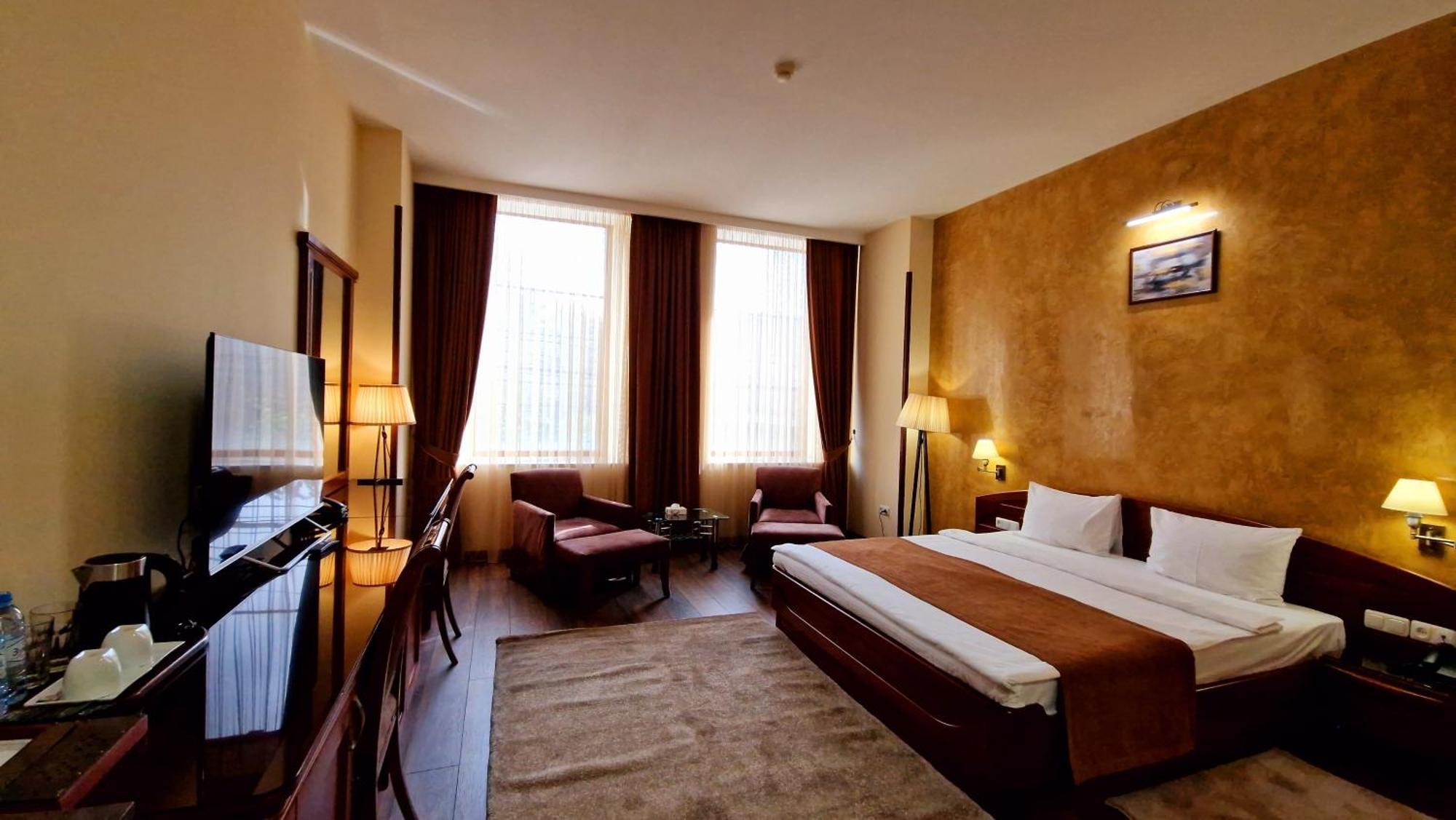 Ararat Hotel Jerevan Exteriör bild